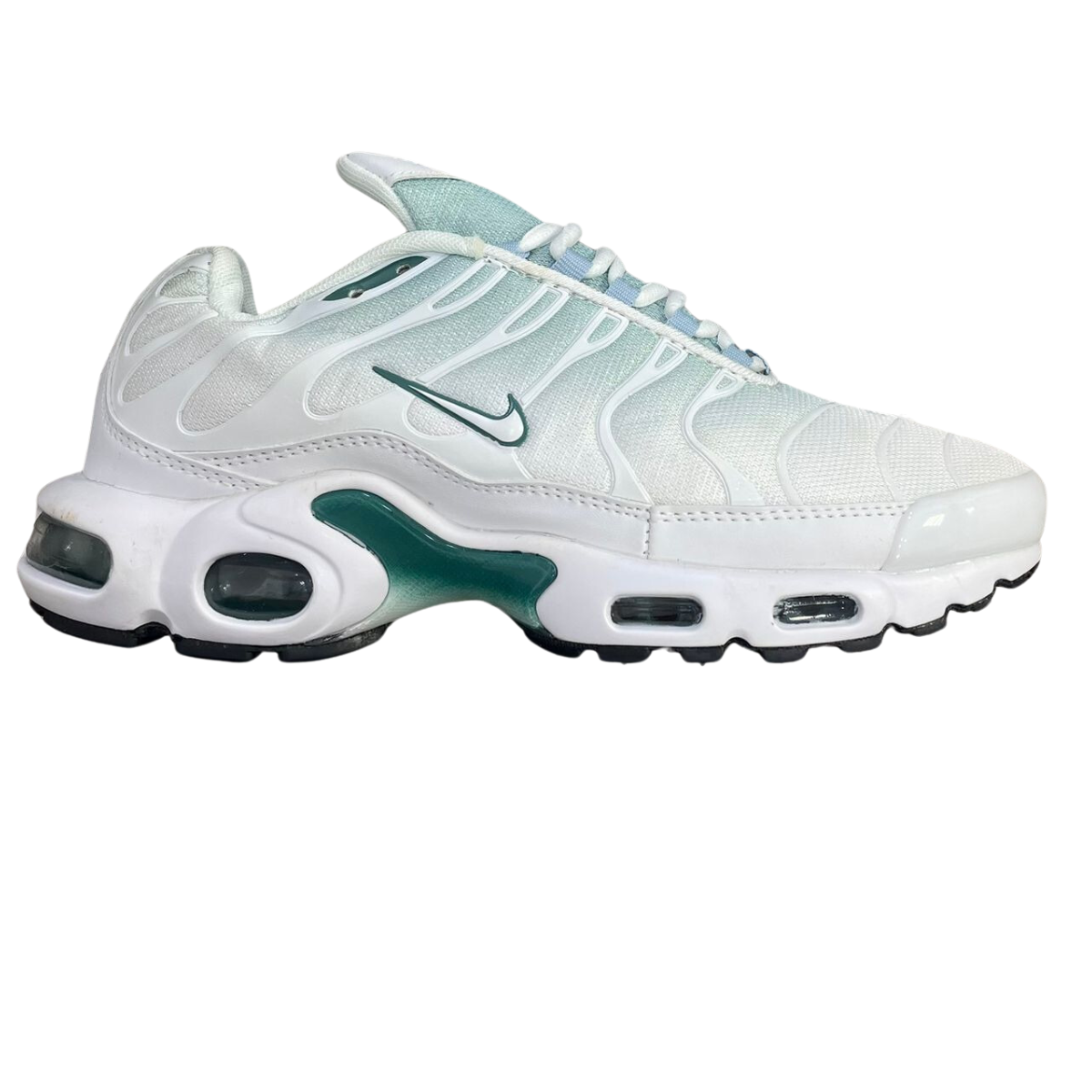 Zapatillas Nike Air Max TN Plus Hombre: La Mejor Opción para Estilo y Comodidad. Si estás buscando el calzado perfecto que combine estilo, comodidad y rendimiento, las zapatillas Nike Air Max TN Plus hombre son la opción ideal para ti. En Onlineshoppingcenterg , entendemos que al comprar zapatillas, no solo buscas un par para caminar, sino también una declaración de moda. En este artículo, te ayudaremos a descubrir por qué estas zapatillas son una inversión inteligente, cómo elegir el modelo perfecto para ti, y cómo puedes aprovechar las ofertas disponibles en nuestra tienda.  ¿Por qué elegir Zapatillas Nike Air Max TN Plus Hombre? Las zapatillas Nike Air Max TN Plus son icónicas por varias razones. Lanzada por primera vez en 1998, este modelo ha captado la atención de atletas y amantes de la moda urbana por igual. Pero, ¿qué hace que las Nike TN sean tan especiales? 1. Tecnología Tuned Air Una de las principales razones por las que los usuarios eligen las Nike Air Max TN Plus es la tecnología Tuned Air . Esta innovación se basa en proporcionar una amortiguación precisa en las zonas donde el pie más lo necesita, reduciendo el impacto de cada pisada y mejorando la estabilidad. Ideal para hombres que buscan zapatillas no solo para el día a día, sino también para actividades deportivas o largas caminatas.  2. Diseño atemporal El diseño de las Nike Air Max TN Plus es simplemente único. Su distintiva estética con líneas fluidas en la parte superior y una suela visible de Air Max las convierte en un modelo reconocible al instante. Ya sea que elijas las clásicas Nike TN blancas o las elegantes Nike TN negras , estarás garantizando un estilo que nunca pasa de moda.  3. Variedad de colores y modelos En Onlineshoppingcenterg , ofrecemos una amplia variedad de Nike Air Max Plus TN , desde los modelos clásicos como el Nike TN Plus 3 hasta las versiones más recientes como las Nike Air Max Plus TN Ultra . Puedes encontrar opciones que se adaptan a tu personalidad y estilo de vida, asegurándote de tener el par perfecto para cualquier ocasión.